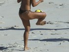 De biquíni, Paula Morais joga bola com amigas em praia do Rio