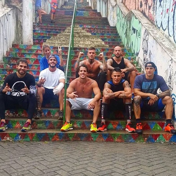 Shantal Abreu na escadaria do Sumaré ao lado de Mateus Verdelho e outros amigos de malhação (Foto: Reprodução/Instagram)