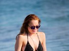 Lindsay Lohan se diverte na Grécia usando biquíni preto