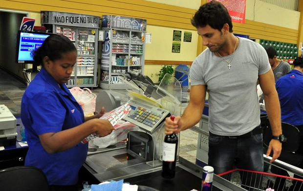 Ex-BBB Eliéser faz compras em supermercado no Rio para encontro com Kamilla (Foto: Roberto Teixeira/ EGO)