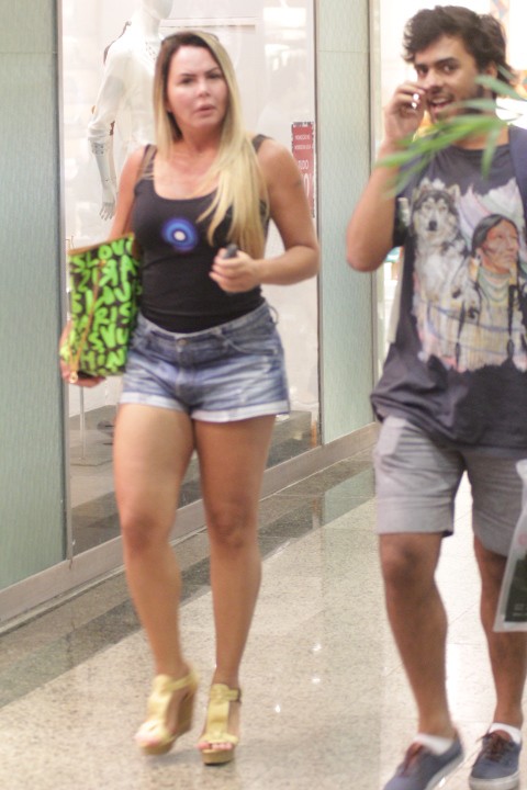 Cristina Mortágua passeia com filho em shopping no RJ (Foto: Derick Abreu / Photo Rio News)