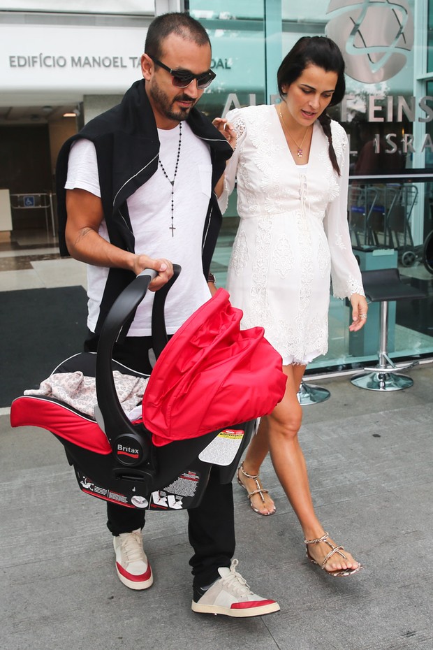 Fernanda Motta e o marido deixam a maternidade (Foto: Manuela Scarpa /Foto Rio News)