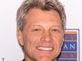Eterno galã, Jon Bon Jovi, de 52 anos, exibe fios brancos em evento