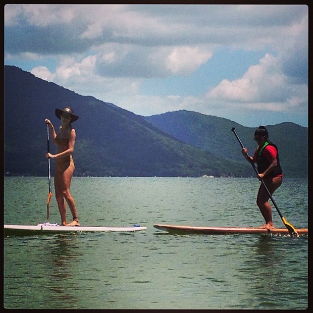 Isabeli Fontana faz standup paddle (Foto: Instagram / Reprodução)