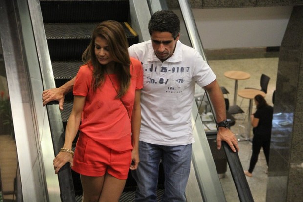 Nivea Stelmann e acompanhante em shoping no RJ (Foto: Marcus Pavão/AgNews)