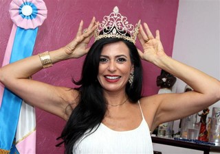 Cozete Gomes recebe coroa de 25 mil dólares (Foto: Divulgação)