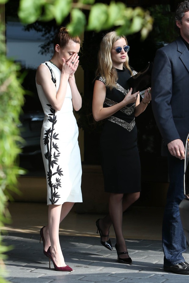 Liz e Georgia May Jagger no funeral de L&#39;Wren Scott (Foto: Reuters / Agência)