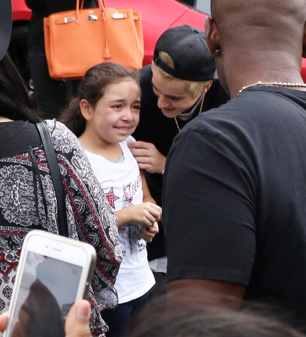 X17 - Justin Bieber com fã em Los Angeles, nos Estados Unidos (Foto: X17online/ Agência)