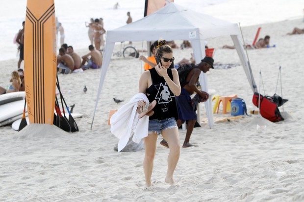 Karen Junqueira na praia de Ipanema (Foto: Gil Rodrigues / Foto Rio News)