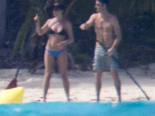 Jennifer Aniston e Justin Theroux durante lua de mel em Bora Bora (Foto: Grosby Group/ Agência)