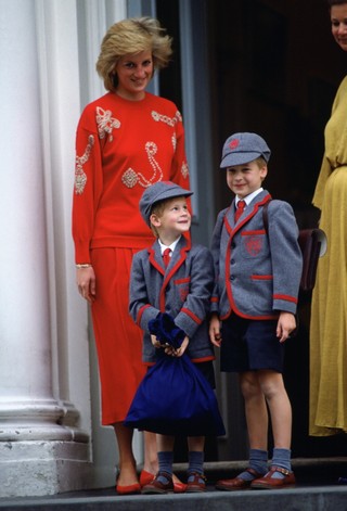 Príncipes Harry e William ao lado da mãe (Foto: Tim Graham/Getty Images)
