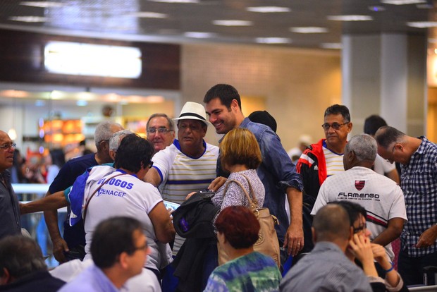Thiago Lacerda no aeroporto (Foto: William Oda/Agnews)