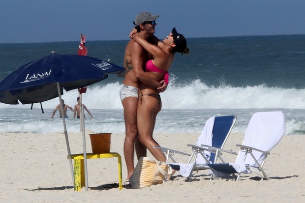 Giba e a esposa na praia (Foto: Marcos Ferreira / Photo Rio News)