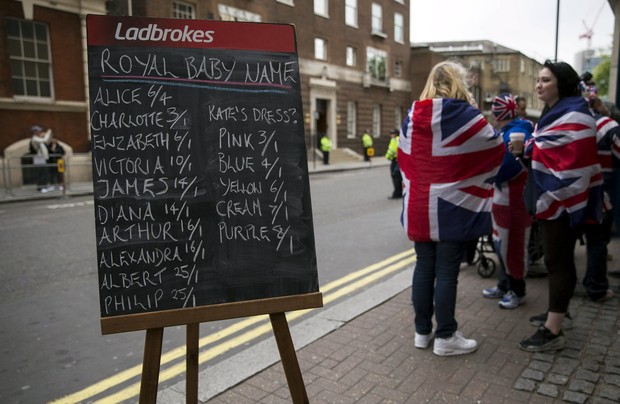 Tabela de apostas sobre qual será o nome do bebê real, seja menino ou menina (Foto: Reuters)