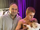 Justin Bieber dá mamadeira e beijinho em filhote de leão 