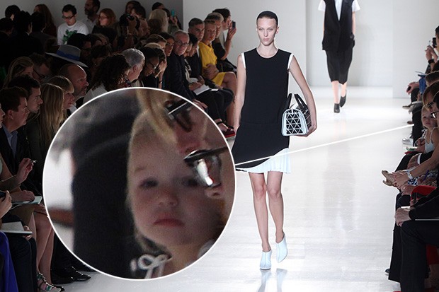 Harper Seven assiste ao desfile da grife da mãe, Victoria Beckham (Foto: AFP / Agência)