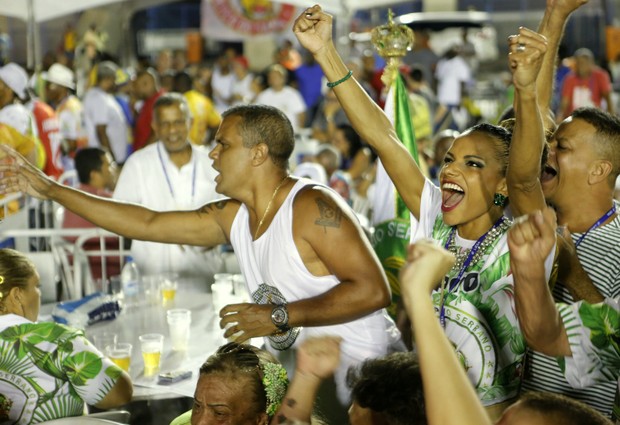 Quitéria Chagas festejando o título do Império Serrano (Foto: Marcos Serra Lima / EGO)
