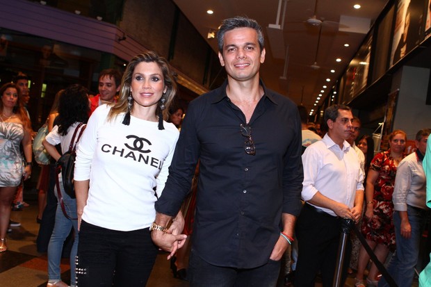 Flávia Alessandra curte noite de teatro com o marido (Foto: RAPHAEL MESQUITA / FOTO RIO NEWS)