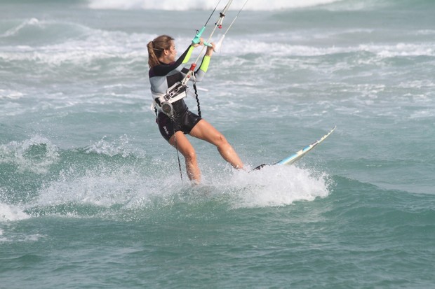 Cristiane Dias pratica kitesurf no Rio (Foto: Wallace Barbosa/AgNews)