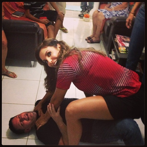 Ivete brincando com os amigos durante o jogo (Foto: reprodução/instagram)