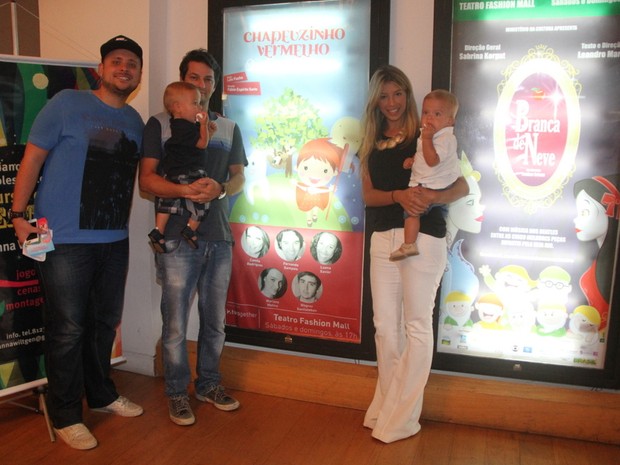 Marcelo Serrado e a mulher, Roberta Fernandes,  com os filhos Felipe e Guilherme em peça no Rio (Foto: Daniel Delmiro/ Ag. News)