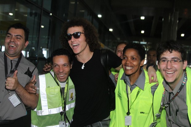 David Luiz tirou foto com funcionários do aeroporto (Foto: Thiago Duran/AgNews)
