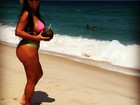 Sozinha, Solange Gomes curte dia de relax na praia