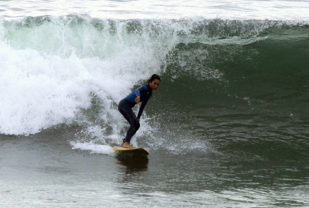 Daniele Suzuki surfando (Foto: André Freitas/ Ag. News)