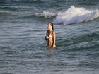 Ellen Jabour mostra boa forma em praia do Rio