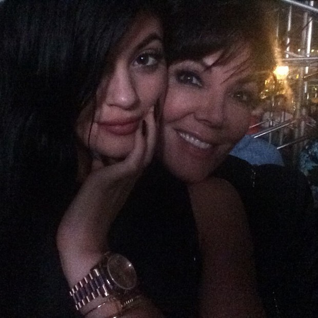 Kylie Jenner com a mãe, Kris Jenner, em show nos Estados Unidos (Foto: Instagram/ Reprodução)
