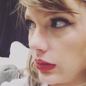 Taylor Swift assustada em bastidores de show em Houston, no Texas, nos Estados Unidos (Foto: Instagram/ Reprodução)