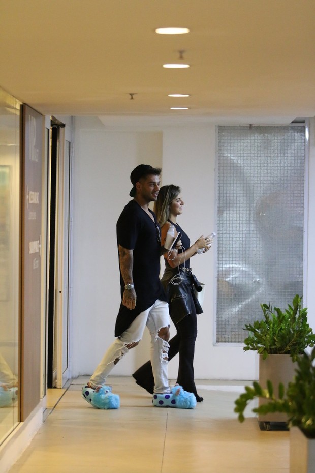 Lucas Lucco usa calçado estranho em passeio com loira (Foto: Fabio Moreno/AgNews)