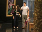 Enzo Celulari passeia com a irmã em shopping no Rio