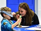 Kate Middleton usa venda nos olhos em atividade com crianças