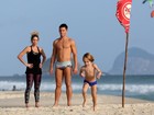 Danielle Winits se diverte em praia com filho e namorado, Amaury Nunes