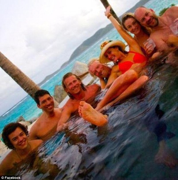 Harry Styles na piscina com amigos (Foto: Reprodução/Facebook)
