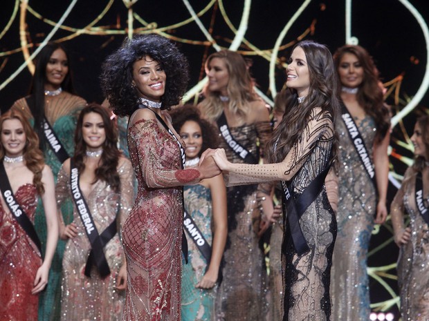 Raissa Santana, do Paraná, e Danielle Marion, do Rio Grande do Norte, no Miss Brasil 2016 em São Paulo (Foto: Celso Tavares/ EGO)