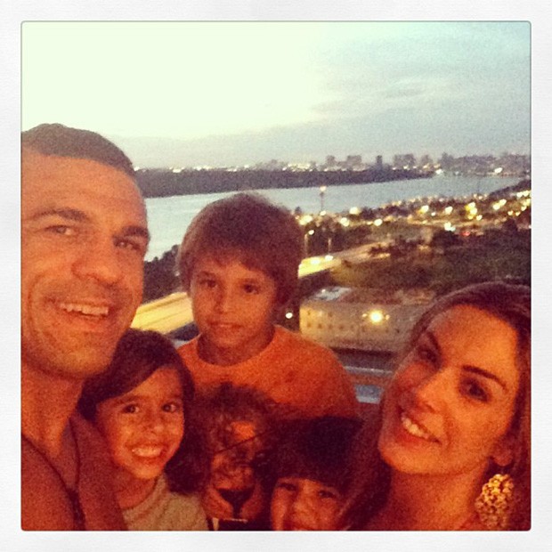 Vitor Belfort posta foto com os filhos e a mulher, Joana Prado (Foto: Instagram / Reprodução)
