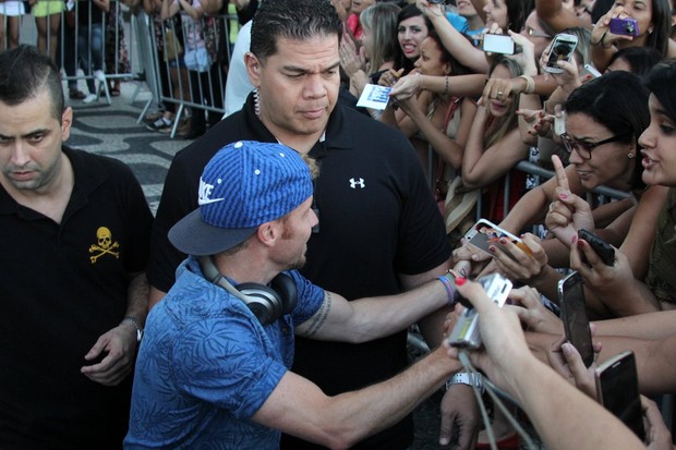 Backstreet Boys atendem fãs na porta do hotel (Foto: André Freitas e J Humberto / AgNews)