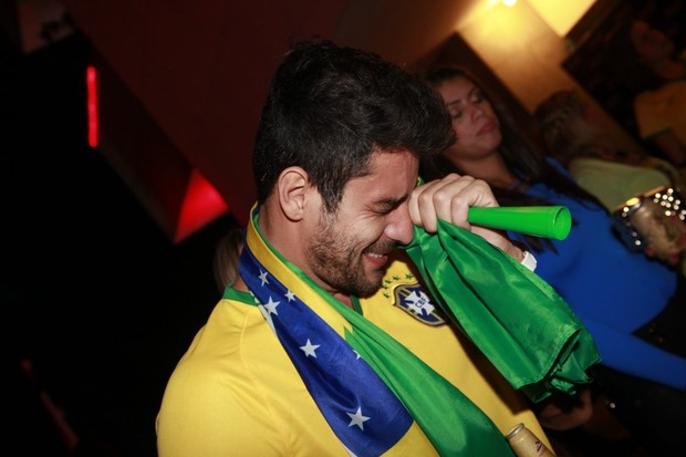 Ex-BBB Diego Grossi lamenta o placar do Brasil no jogo contra Alemanha (Foto: Isac Luz/EGO)