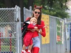 Alessandra Ambrósio se veste de diabinha e leva filhos ao parque