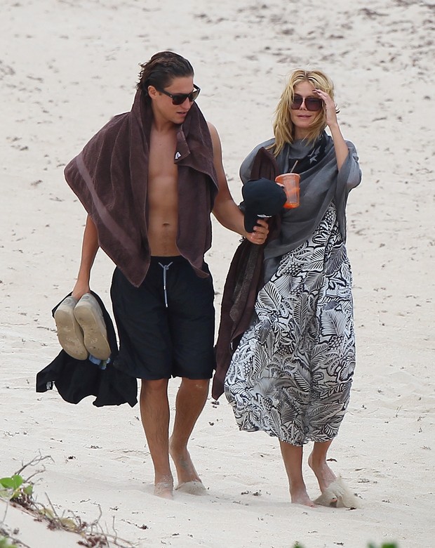 Heidi Klum com o namorado, Vito Schnabel, em praia em St. Barts, no Caribe (Foto: AKM-GSI/ Agência)