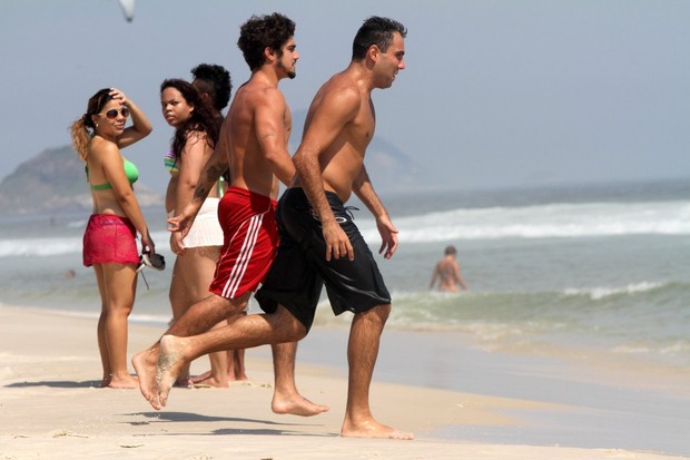 Caio Castro na praia  (Foto: Marcos Ferreira e Henrique Oliveira/ Foto Rio News)