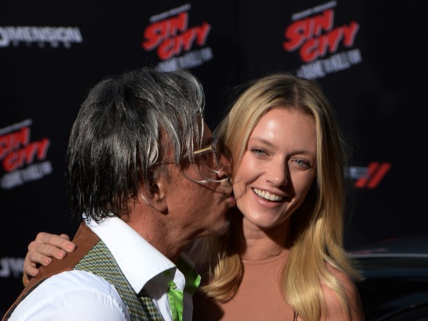 Mickey Rourke e a modelo Anastassija Makarenko em première de filme em Los Angeles, nos Estados Unidos (Foto: Mark Ralston/ AFP)