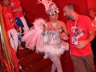 Em camarote, Nanda Costa se prepara para desfile da Beija-Flor