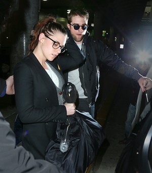Kristen Stewart e Robert Pattinson desembarcam juntos no aeroporto de Nova York (Foto: Agência/ Brainpix)