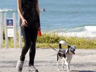 Sábado de sol: Ellen Jabour caminha em orla da praia com o cachorro