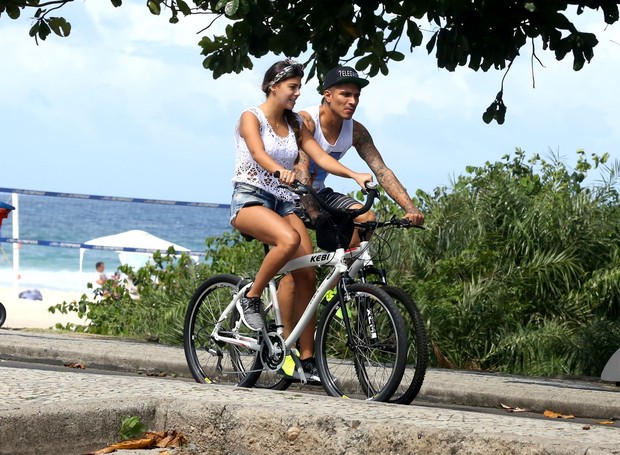 Paolo Guerreiro e Namorada pedalam na Orla da Barra da Tijuca (Foto: Raposão / AgNews)