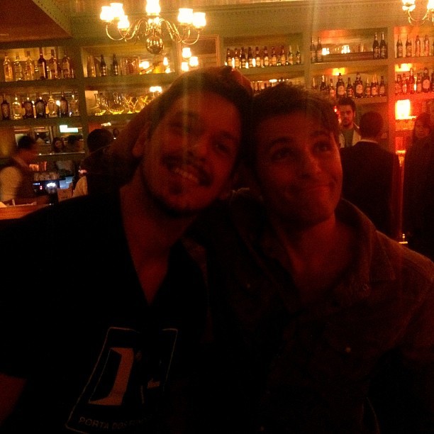 João Vicente de Castro e Bruno Gagliasso em restaurante no Rio (Foto: Instagram/ Reprodução)