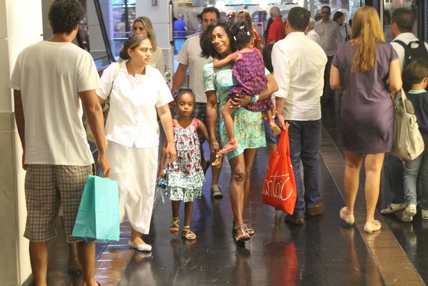 Glória Maria leva as filhas para o shopping (Foto: Daniel Delmiro / AgNews)